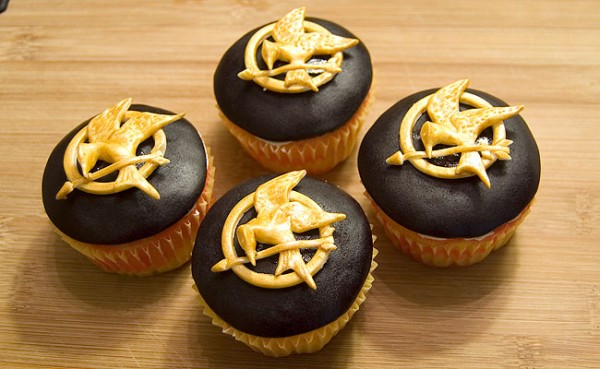 Video: How to Make a Hunger Games Mockingjay Cupcake